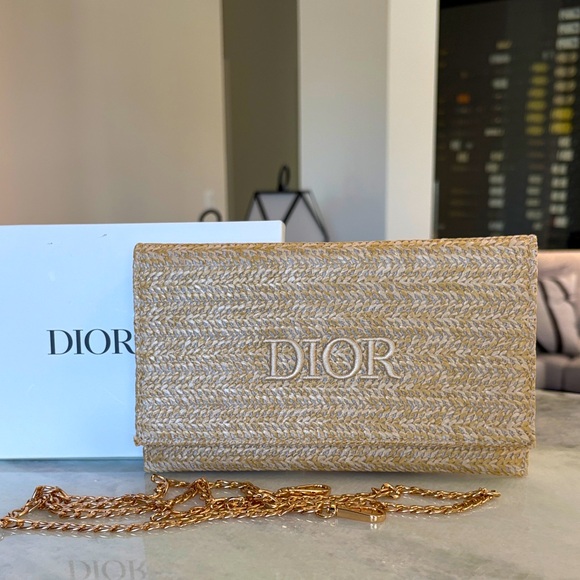 Dior Beauty Raffia Clutch.  Brand New in box.  Comes w/ unbranded gold chain - Picture 1 of 6